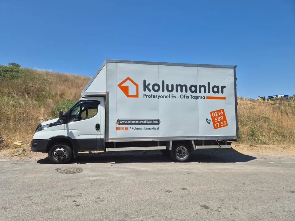 Kolumanlar logolu kapalı kasa taşıma aracı
